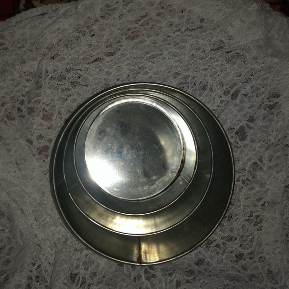 A set of three fruitcake/ wedding cake baking pans. Non removable bottoms - Picture 5 of 13
